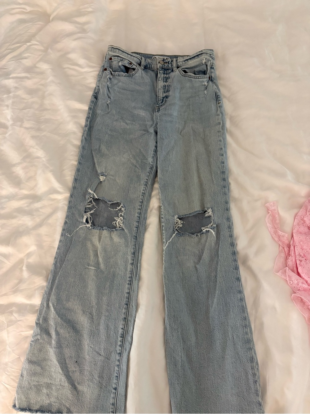 Light Wash Straight-Leg Women's Jeans with Knee Rips